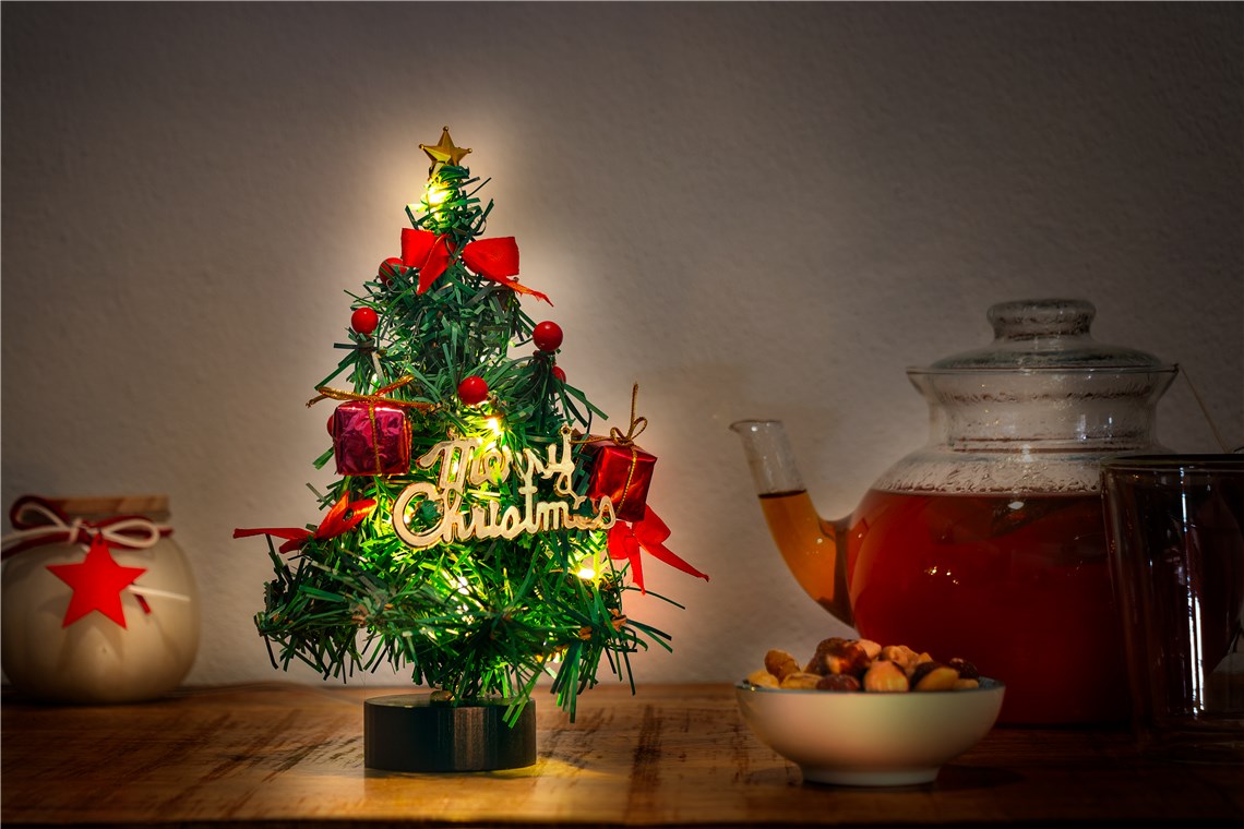 Weihnachtsbaum Künstlich 22 cm / Warmweiße LED Beleuchtung / Weihnachtsdeko für Beistelltisch, Schreibtisch oder Fensterbank